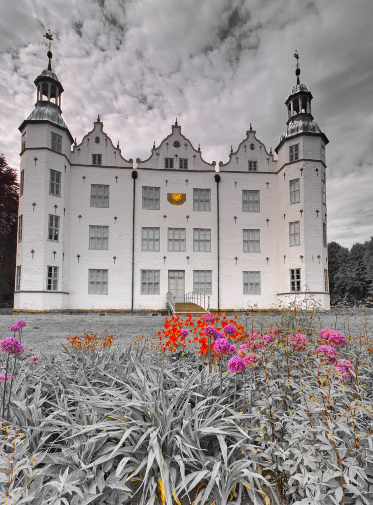 Schloss Ahrensburg Südseite mit Blumenbeet