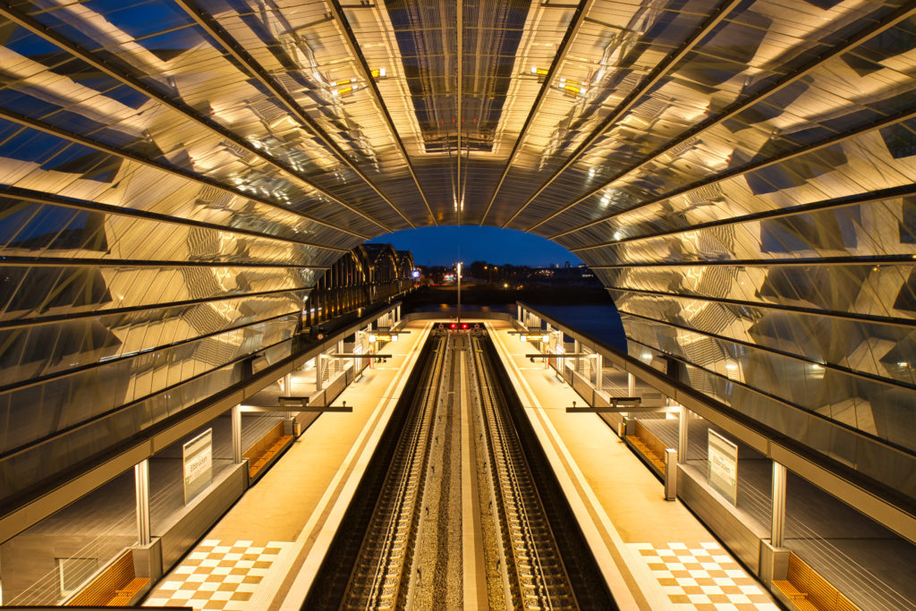 Blick auf die Gleise U-Bahnstation Elbbrücken