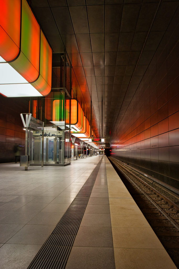 U-Bahnstation Hafencity Universität - orange grün