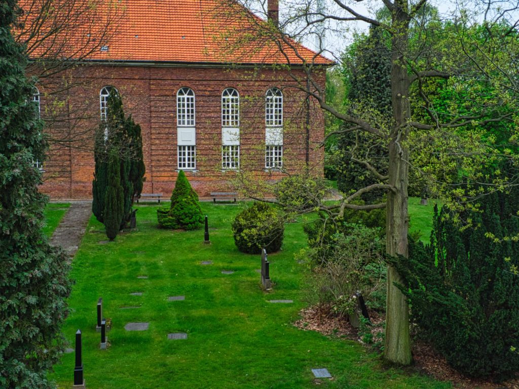 St. Gertrud mit Blick auf den Friedhof