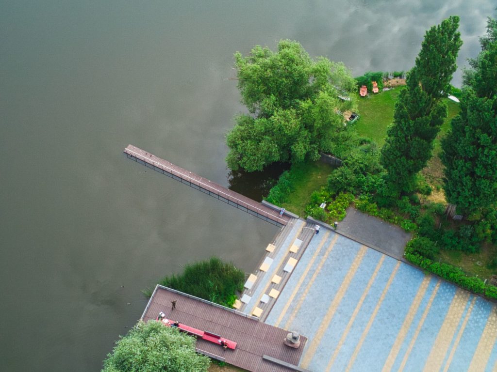 Blick auf die Plattform am Mündesee