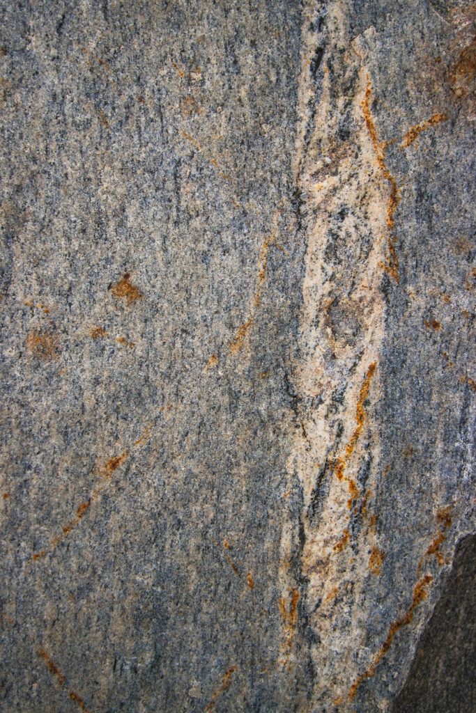 Granit mit Quarzeinschlüssen längs