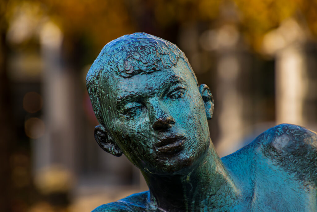Liegender Poet - Bronzefigur Bergen