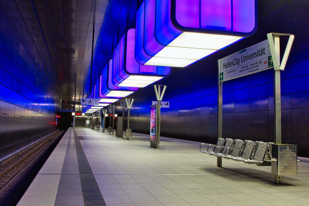 U-Bahnstation HafenCity Universität Blauviolett