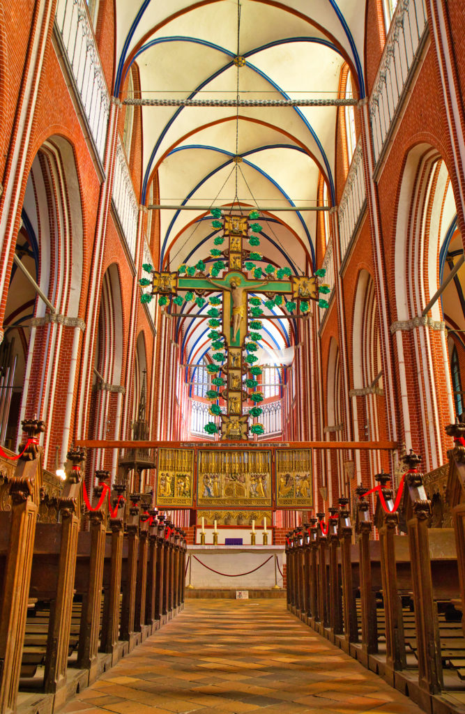 Mittelschiff mit Kreuzaltar von 1360